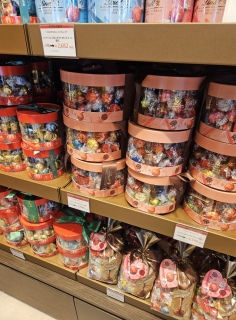 ���U����